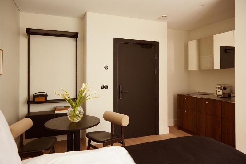 Mjólk Hotel - image 7