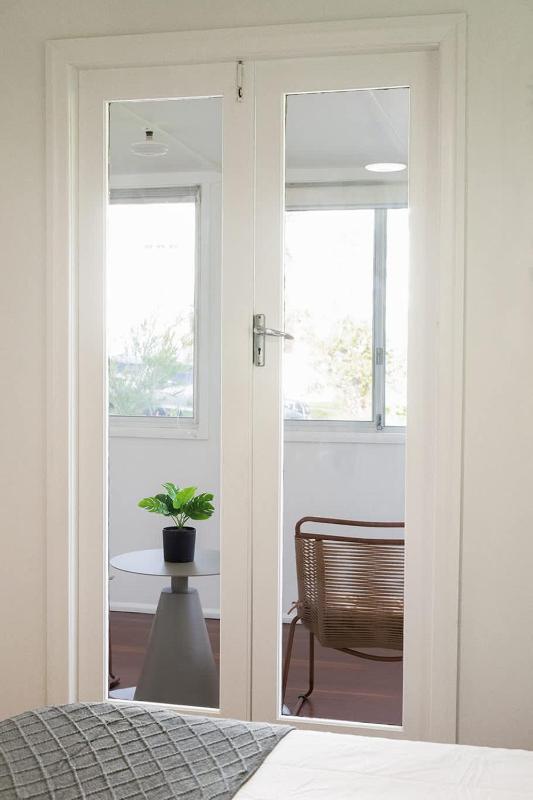 Greenslopes Retreat Stylish Stay near Hospital - image 11