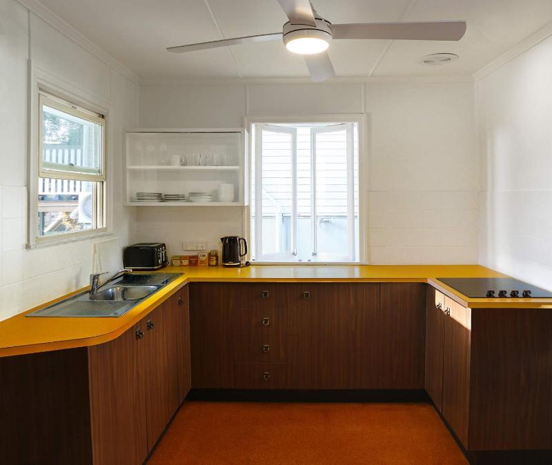 Greenslopes Retreat Stylish Stay near Hospital - image 13