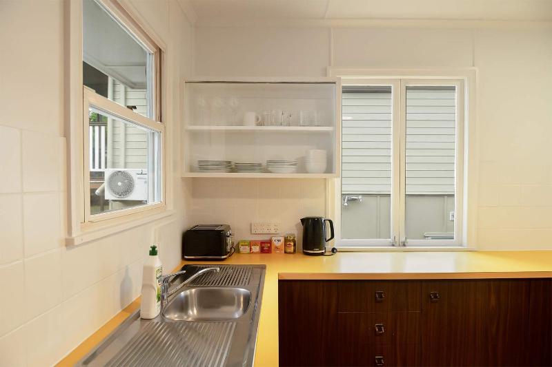Greenslopes Retreat Stylish Stay near Hospital - image 10