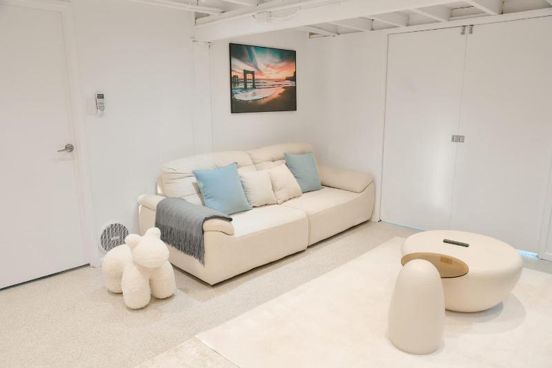Greenslopes Retreat Stylish Stay near Hospital - image 2