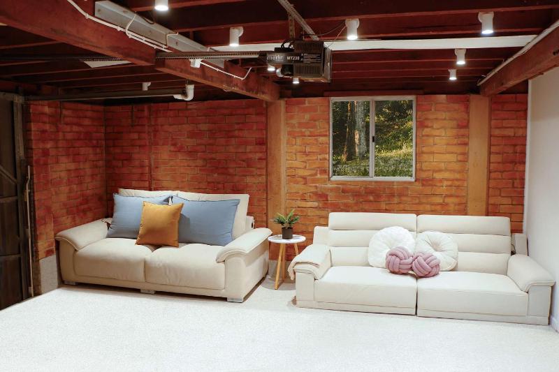 Greenslopes Retreat Stylish Stay near Hospital - image 16