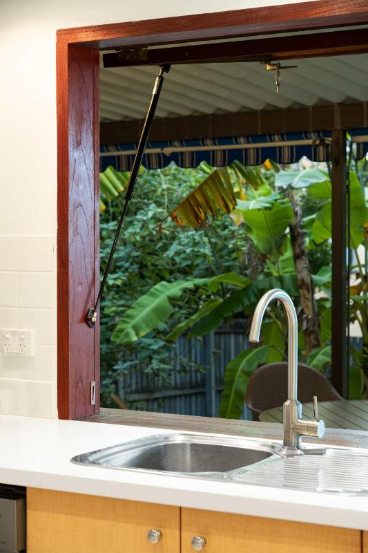 Greenslopes Retreat Stylish Stay near Hospital - image 3