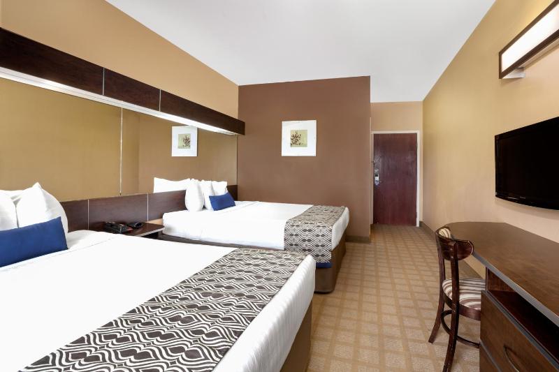 Queen Room with Two Queen Beds - Non-Smoking image 3