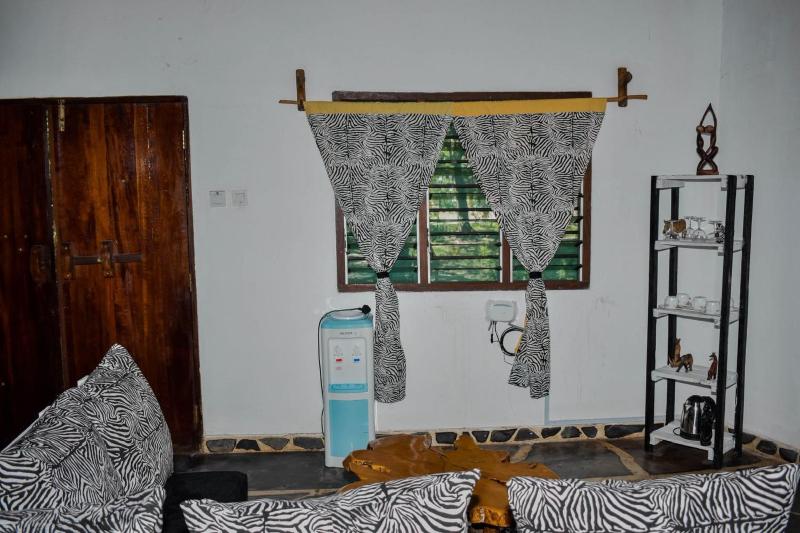 one bedroom cottage 10min walk to the beach - image 7