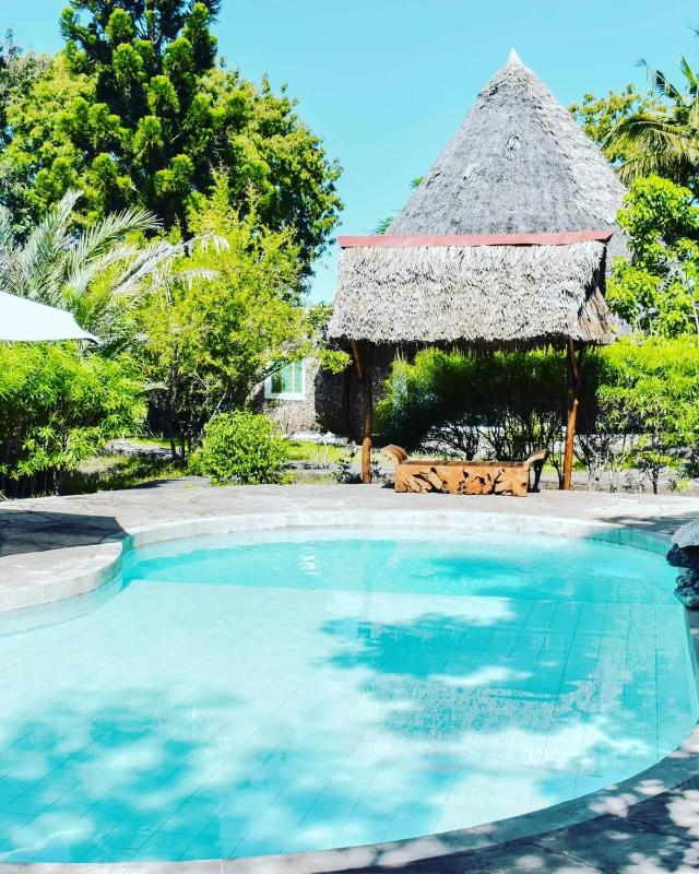 one bedroom cottage 10min walk to the beach - image 2