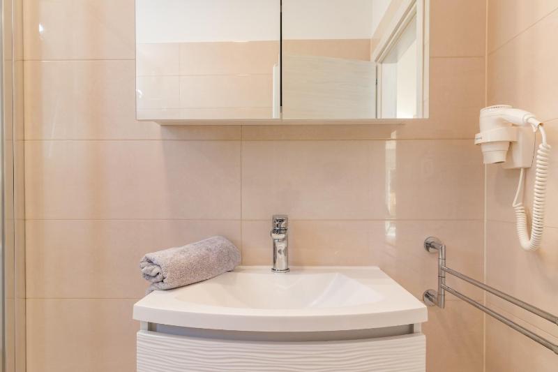 Villa Elena Deluxe in Fazana for 8 people with whirlpool & private pool only 400 m from the beach - image 20