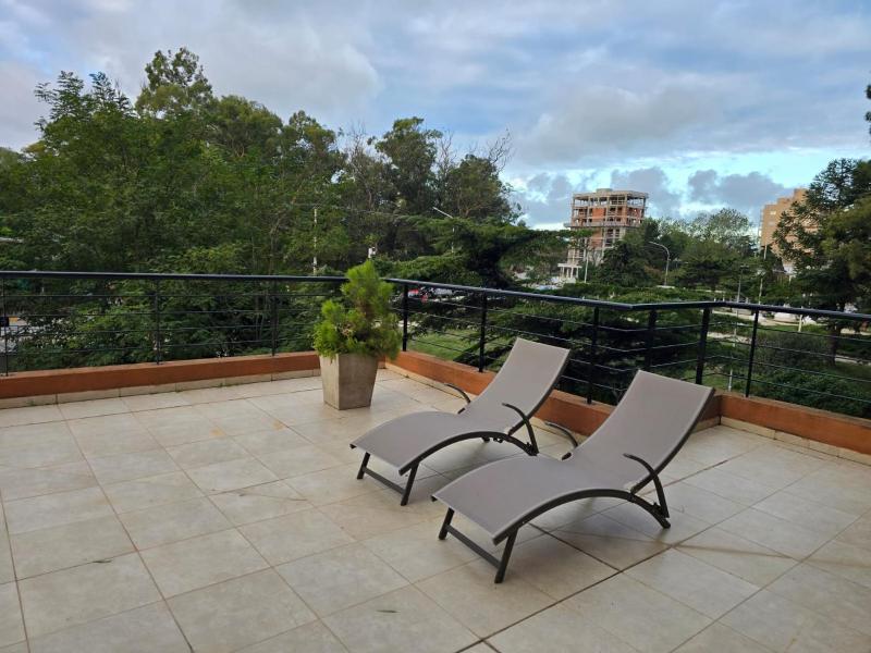 Divino dto zona centro con cochera y terraza con solarium propia - image 11