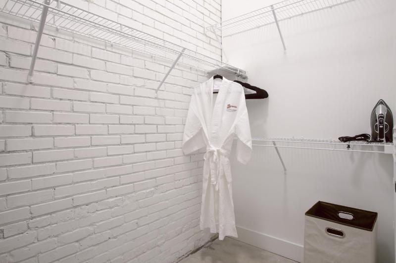 Hemingway Retreat by Atlanta Luxury Rentals - image 2