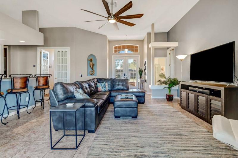 5BR/3BA Waterfront Oasis in Cape Coral | Heated Pool & Spa + Private Dock | Gulf Access - image 4