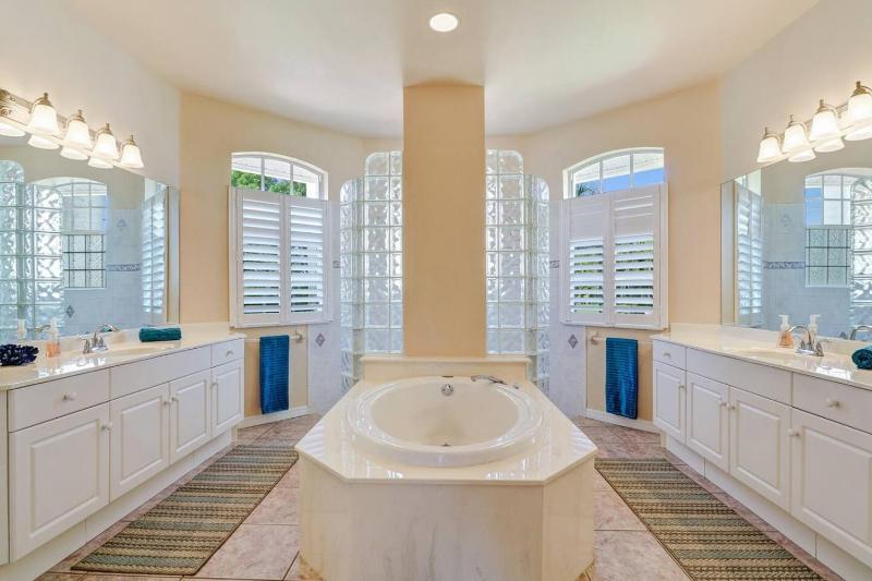 5BR/3BA Waterfront Oasis in Cape Coral | Heated Pool & Spa + Private Dock | Gulf Access - image 21