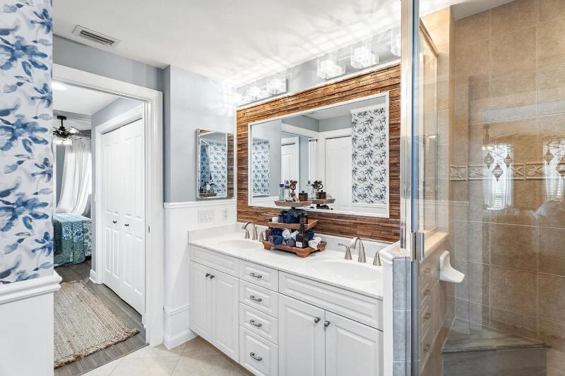 Luxury 2 Bed 2 Bath Waterfront Condo at Cape Harbour - image 8