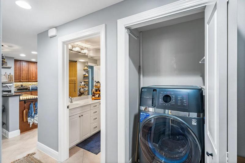 Luxury 2 Bed 2 Bath Waterfront Condo at Cape Harbour - image 25