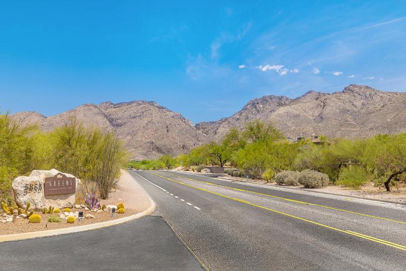 Spacious Tucson Retreat 3 King Beds PoolsSpas Mountain Views HikingGolf - image 16
