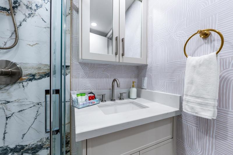 The McCaul by Casa Hotels Cozy Kensington Basement - image 5
