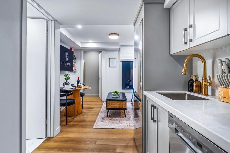 The McCaul by Casa Hotels Basement Suite Chinatown - image 16
