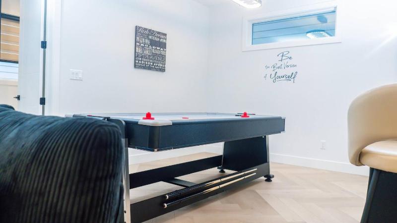 Serene 3 Bedroom Home near YEG with Pool table - image 41