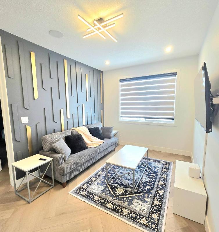 Serene 3 Bedroom Home near YEG with Pool table - image 36