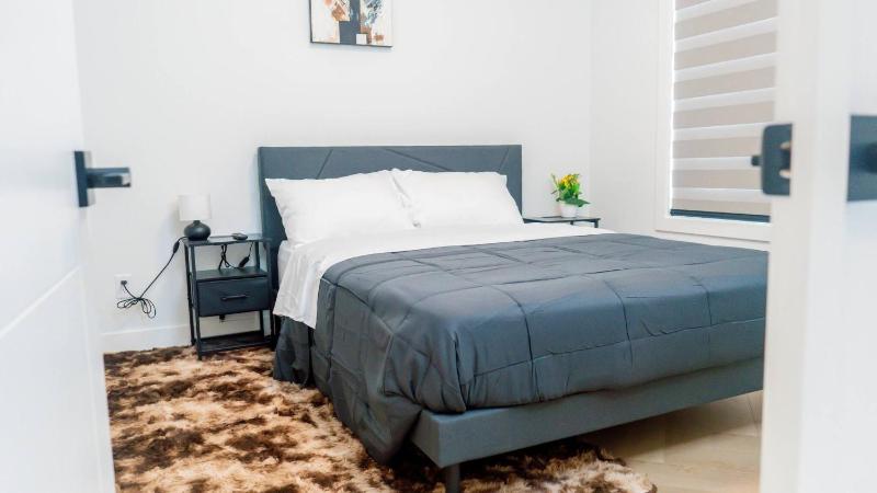 Serene 3 Bedroom Home near YEG with Pool table - image 27