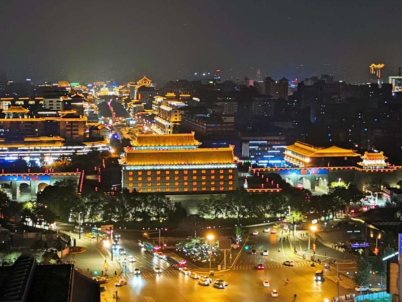 Stylish Homestay Balcony Viewing Ancient XiAn Bell Tower and City Wall - image 1