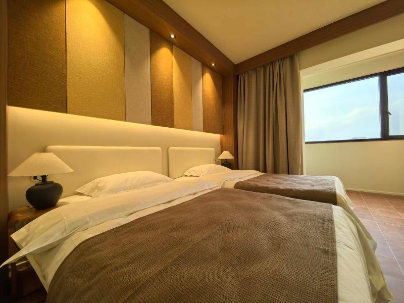 Stylish Homestay Balcony Viewing Ancient XiAn Bell Tower and City Wall - image 8
