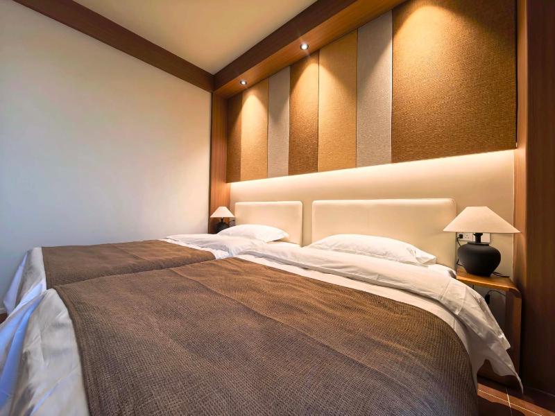 Stylish Homestay Balcony Viewing Ancient XiAn Bell Tower and City Wall - image 10