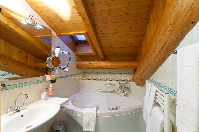 Suite with Hot Tub image 2