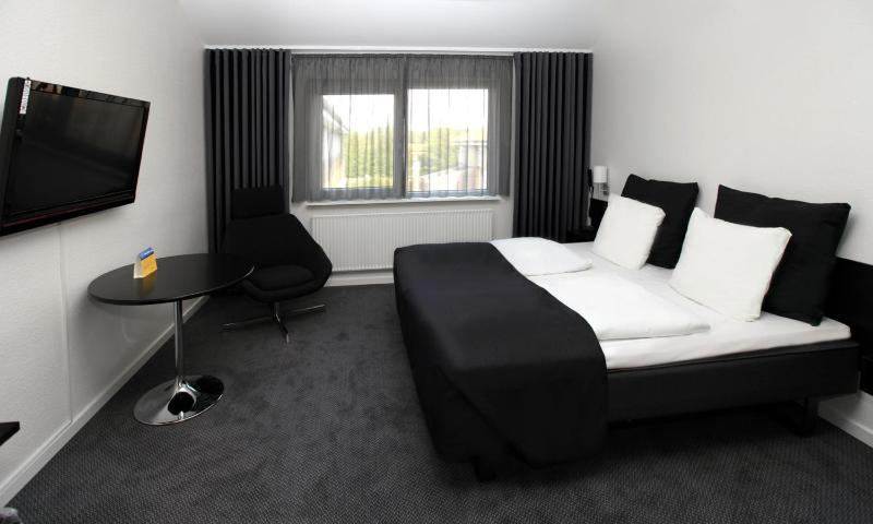 Standard Twin Room image 1