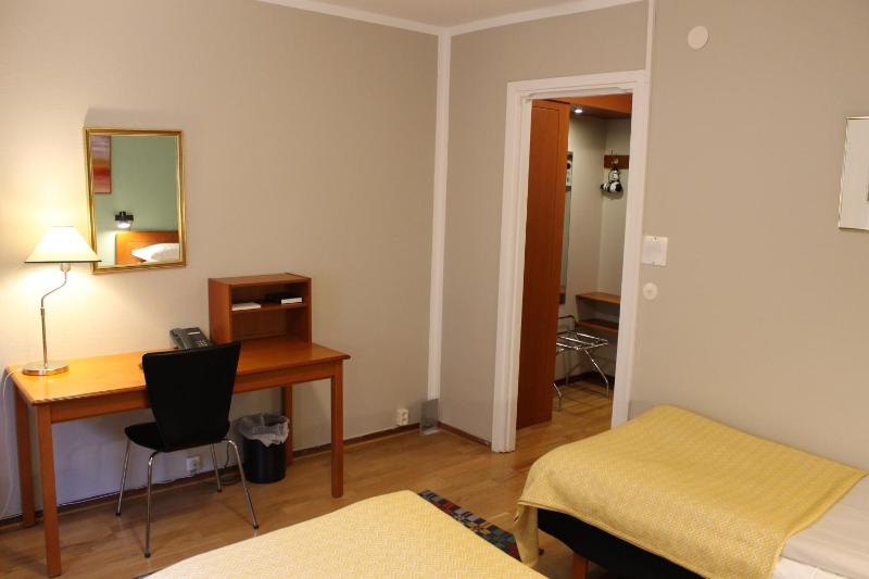 Twin Room image 4