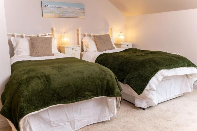 Host & Stay - Sea View Cottage - image 16