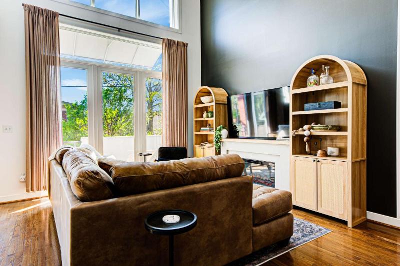 Chic Modern Condo in the Vibrant NuLu District - image 18