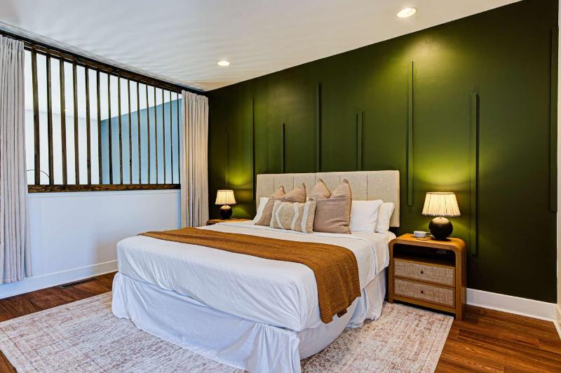 Chic Modern Condo in the Vibrant NuLu District - image 29