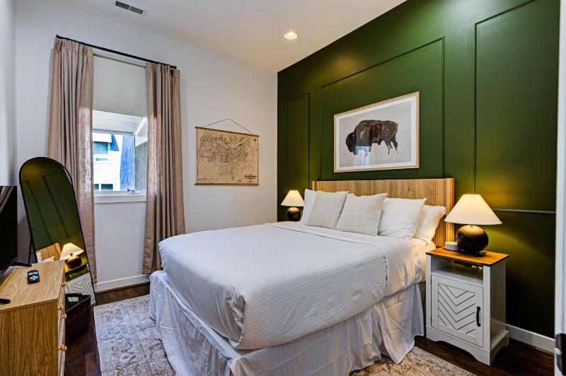 Chic Modern Condo in the Vibrant NuLu District - image 28
