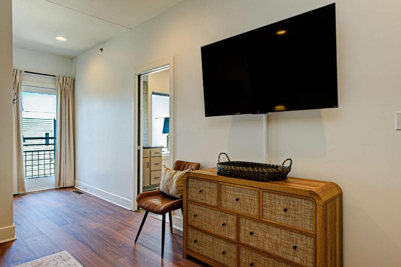 Chic Modern Condo in the Vibrant NuLu District - image 12
