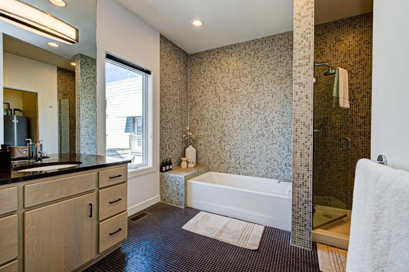 Chic Modern Condo in the Vibrant NuLu District - image 26