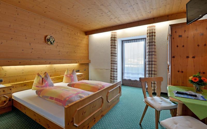 Double Room with Balcony image 4