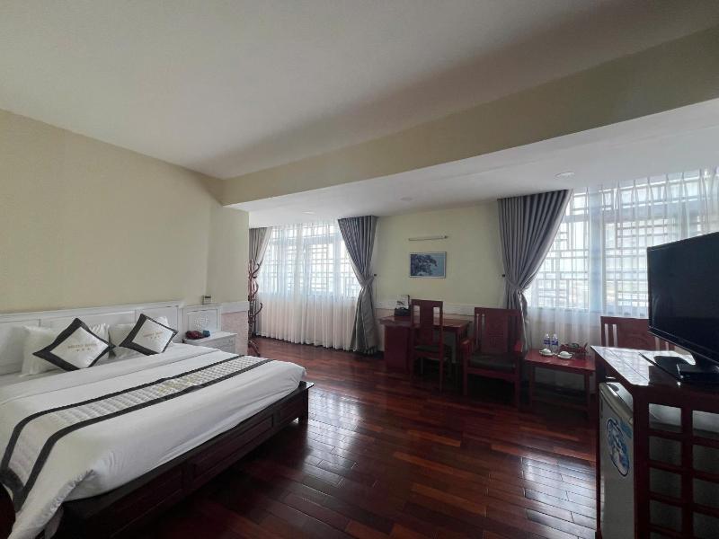Center Orient Hotel - image 3