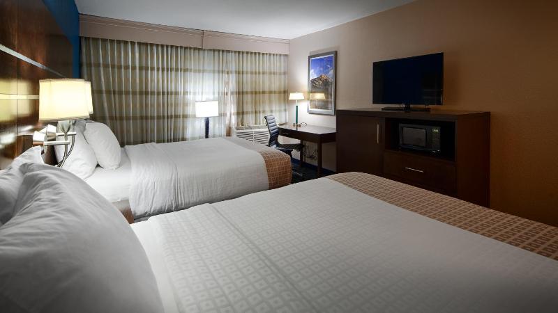 Queen Room with Two Queen Beds - Non-Smoking image 3