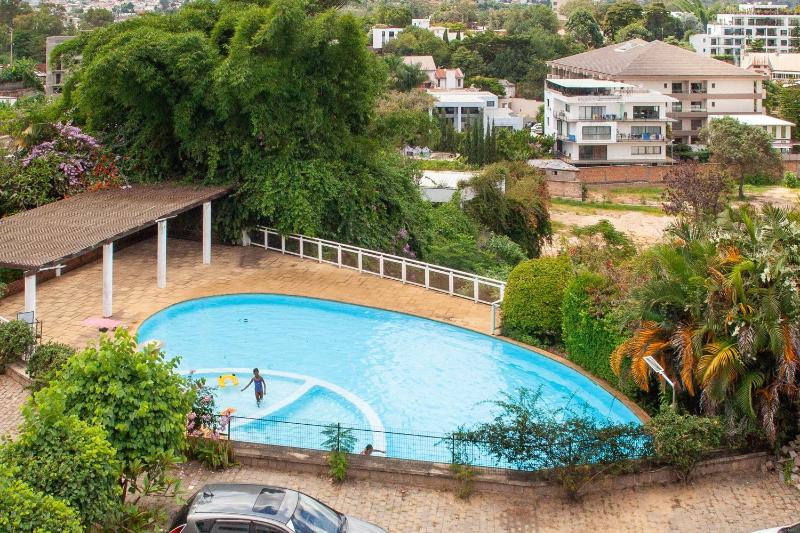 Jardin dIvandry avec piscine et vue - image 4