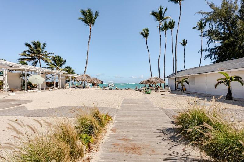 Beautiful on foot from the beach - image 3