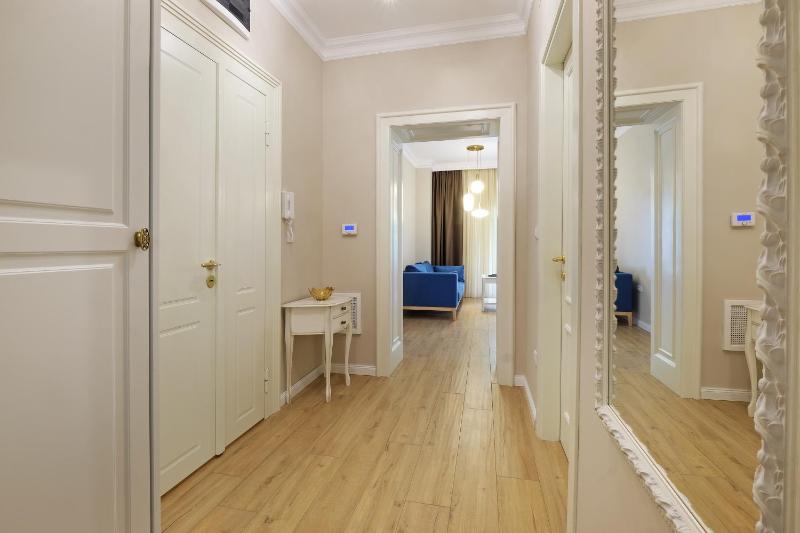 Stylish 1BR Luxury Apartment in Vračar Next to Kalenić - image 3