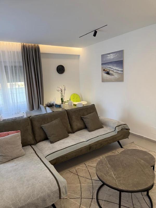 Mel Apt - image 8