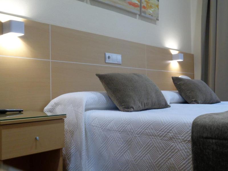 Twin Room with City View image 4