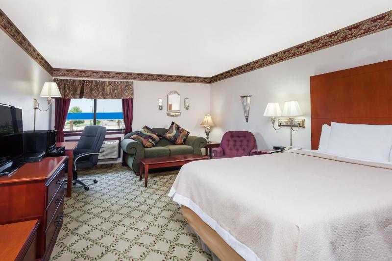 Queen Suite - Non-Smoking image 3