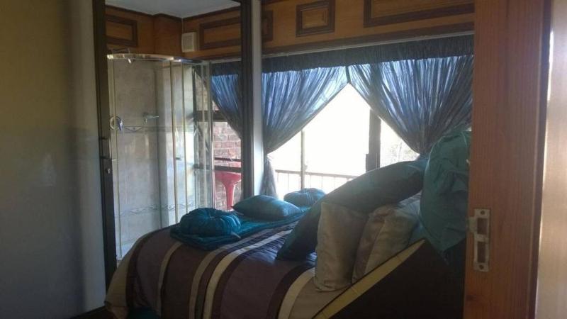 Charming BB Room with Private Entrance in East London - image 12