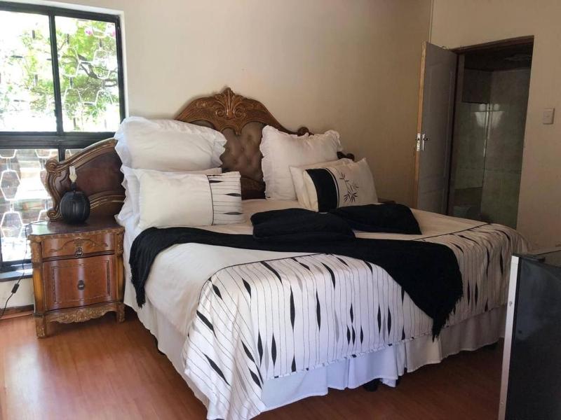 Charming BB Room with Private Entrance in East London - image 9