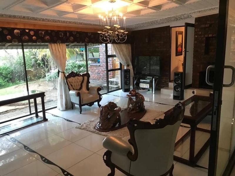 Charming BB Room with Private Entrance in East London - image 13