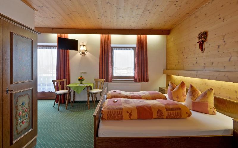 Double Room with Balcony image 2