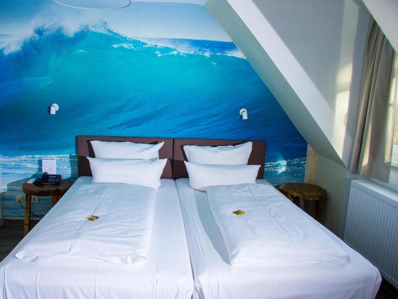 Standard Double Room image 3