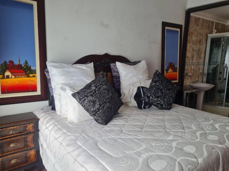 Luxurious 9-Bedroom House Rental with Private Entrances - image 13